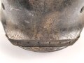 Stahlhelm Wehrmacht Modell 1940. Gereinigte Glocke ET68,  verbautes REPRO Innenfutter, der Kinnriemen vollständig ausgetrocknet, sicherlich auch ein REPRO.