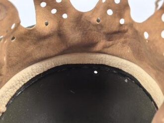 Stahlhelm Modell 1940. Keinerlei erkennbare Stempelung, ich gehe davon aus, das es sich um ein Stück aus der Nachkriegszeit handelt. Überlackiertes Stück, das verbaute Innenfutter ist eine gealterte Sammleranfertigung