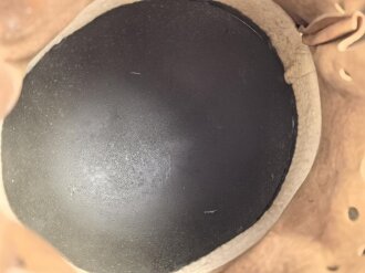 Stahlhelm Modell 1940. Keinerlei erkennbare Stempelung, ich gehe davon aus, das es sich um ein Stück aus der Nachkriegszeit handelt. Überlackiertes Stück, das verbaute Innenfutter ist eine gealterte Sammleranfertigung