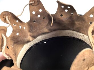 Stahlhelm Modell 1940. Keinerlei erkennbare Stempelung, ich gehe davon aus, das es sich um ein Stück aus der Nachkriegszeit handelt. Überlackiertes Stück, das verbaute Innenfutter ist eine gealterte Sammleranfertigung