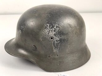 Stahlhelm Modell 1940. Keinerlei erkennbare Stempelung, ich gehe davon aus, das es sich um ein Stück aus der Nachkriegszeit handelt. Überlackiertes Stück, das verbaute Innenfutter ist eine gealterte Sammleranfertigung