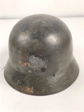 Stahlhelm Modell 1940. Keinerlei erkennbare Stempelung, ich gehe davon aus, das es sich um ein Stück aus der Nachkriegszeit handelt. Überlackiertes Stück, das verbaute Innenfutter ist eine gealterte Sammleranfertigung