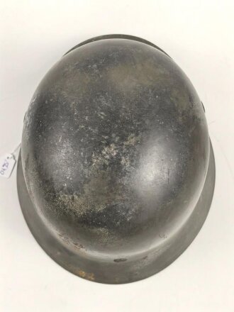 Stahlhelm Modell 1940. Keinerlei erkennbare Stempelung, ich gehe davon aus, das es sich um ein Stück aus der Nachkriegszeit handelt. Überlackiertes Stück, das verbaute Innenfutter ist eine gealterte Sammleranfertigung