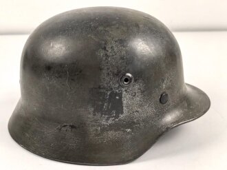 Stahlhelm Modell 1940. Keinerlei erkennbare Stempelung, ich gehe davon aus, das es sich um ein Stück aus der Nachkriegszeit handelt. Überlackiertes Stück, das verbaute Innenfutter ist eine gealterte Sammleranfertigung