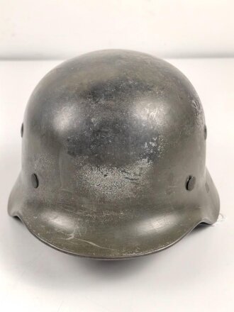Stahlhelm Modell 1940. Keinerlei erkennbare Stempelung, ich gehe davon aus, das es sich um ein Stück aus der Nachkriegszeit handelt. Überlackiertes Stück, das verbaute Innenfutter ist eine gealterte Sammleranfertigung