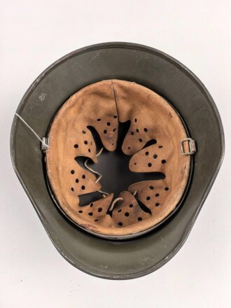 Stahlhelm Modell 1940. Keinerlei erkennbare Stempelung, ich gehe davon aus, das es sich um ein Stück aus der Nachkriegszeit handelt. Überlackiertes Stück, das verbaute Innenfutter ist eine gealterte Sammleranfertigung
