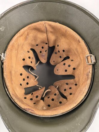 Stahlhelm Modell 1940. Keinerlei erkennbare Stempelung, ich gehe davon aus, das es sich um ein Stück aus der Nachkriegszeit handelt. Überlackiertes Stück, das verbaute Innenfutter ist eine gealterte Sammleranfertigung