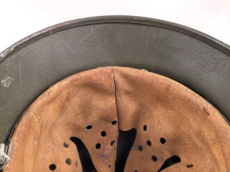 Stahlhelm Modell 1940. Keinerlei erkennbare Stempelung, ich gehe davon aus, das es sich um ein Stück aus der Nachkriegszeit handelt. Überlackiertes Stück, das verbaute Innenfutter ist eine gealterte Sammleranfertigung