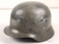 Stahlhelm Modell 1940. Keinerlei erkennbare Stempelung, ich gehe davon aus, das es sich um ein Stück aus der Nachkriegszeit handelt. Überlackiertes Stück, das verbaute Innenfutter ist eine gealterte Sammleranfertigung