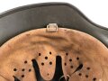 Stahlhelm Modell 1940. Keinerlei erkennbare Stempelung, ich gehe davon aus, das es sich um ein Stück aus der Nachkriegszeit handelt. Überlackiertes Stück, das verbaute Innenfutter ist eine gealterte Sammleranfertigung