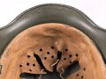 Stahlhelm Modell 1940. Keinerlei erkennbare Stempelung, ich gehe davon aus, das es sich um ein Stück aus der Nachkriegszeit handelt. Überlackiertes Stück, das verbaute Innenfutter ist eine gealterte Sammleranfertigung