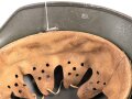 Stahlhelm Modell 1940. Keinerlei erkennbare Stempelung, ich gehe davon aus, das es sich um ein Stück aus der Nachkriegszeit handelt. Überlackiertes Stück, das verbaute Innenfutter ist eine gealterte Sammleranfertigung