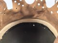 Stahlhelm Modell 1940. Keinerlei erkennbare Stempelung, ich gehe davon aus, das es sich um ein Stück aus der Nachkriegszeit handelt. Überlackiertes Stück, das verbaute Innenfutter ist eine gealterte Sammleranfertigung