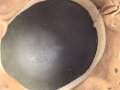 Stahlhelm Modell 1940. Keinerlei erkennbare Stempelung, ich gehe davon aus, das es sich um ein Stück aus der Nachkriegszeit handelt. Überlackiertes Stück, das verbaute Innenfutter ist eine gealterte Sammleranfertigung