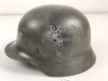 Stahlhelm Modell 1940. Keinerlei erkennbare Stempelung, ich gehe davon aus, das es sich um ein Stück aus der Nachkriegszeit handelt. Überlackiertes Stück, das verbaute Innenfutter ist eine gealterte Sammleranfertigung