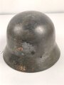 Stahlhelm Modell 1940. Keinerlei erkennbare Stempelung, ich gehe davon aus, das es sich um ein Stück aus der Nachkriegszeit handelt. Überlackiertes Stück, das verbaute Innenfutter ist eine gealterte Sammleranfertigung