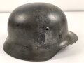 Stahlhelm Modell 1940. Keinerlei erkennbare Stempelung, ich gehe davon aus, das es sich um ein Stück aus der Nachkriegszeit handelt. Überlackiertes Stück, das verbaute Innenfutter ist eine gealterte Sammleranfertigung