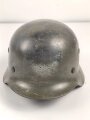 Stahlhelm Modell 1940. Keinerlei erkennbare Stempelung, ich gehe davon aus, das es sich um ein Stück aus der Nachkriegszeit handelt. Überlackiertes Stück, das verbaute Innenfutter ist eine gealterte Sammleranfertigung