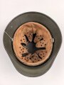 Stahlhelm Modell 1940. Keinerlei erkennbare Stempelung, ich gehe davon aus, das es sich um ein Stück aus der Nachkriegszeit handelt. Überlackiertes Stück, das verbaute Innenfutter ist eine gealterte Sammleranfertigung