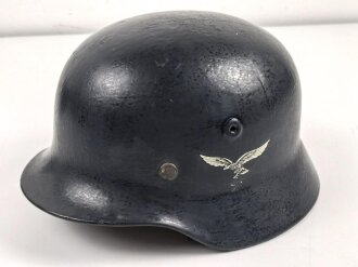Stahlhelm wie Wehrmacht Modell 1940. Die Glocke ist meiner Meinung nach aus der Nachkriegszeit, Hersteller Q66. Neuzeitlich Lackiert und mit REPRO Innenfutter versehen.