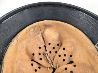 Stahlhelm wie Wehrmacht Modell 1940. Die Glocke ist meiner Meinung nach aus der Nachkriegszeit, Hersteller Q66. Neuzeitlich Lackiert und mit REPRO Innenfutter versehen.