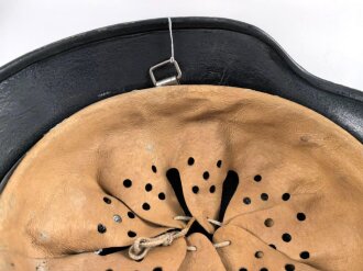 Stahlhelm wie Wehrmacht Modell 1940. Die Glocke ist meiner Meinung nach aus der Nachkriegszeit, Hersteller Q66. Neuzeitlich Lackiert und mit REPRO Innenfutter versehen.