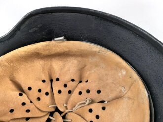 Stahlhelm wie Wehrmacht Modell 1940. Die Glocke ist meiner Meinung nach aus der Nachkriegszeit, Hersteller Q66. Neuzeitlich Lackiert und mit REPRO Innenfutter versehen.