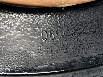 Stahlhelm wie Wehrmacht Modell 1940. Die Glocke ist meiner Meinung nach aus der Nachkriegszeit, Hersteller Q66. Neuzeitlich Lackiert und mit REPRO Innenfutter versehen.