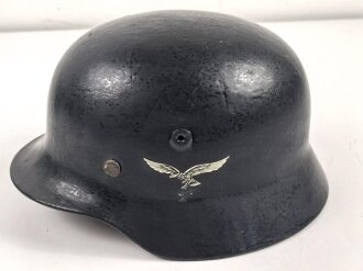 Stahlhelm wie Wehrmacht Modell 1940. Die Glocke ist meiner Meinung nach aus der Nachkriegszeit, Hersteller Q66. Neuzeitlich Lackiert und mit REPRO Innenfutter versehen.