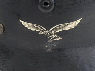 Stahlhelm wie Wehrmacht Modell 1940. Die Glocke ist meiner Meinung nach aus der Nachkriegszeit, Hersteller Q66. Neuzeitlich Lackiert und mit REPRO Innenfutter versehen.