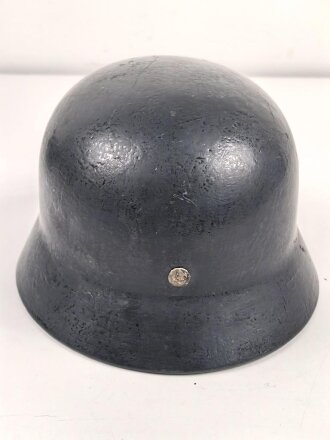 Stahlhelm wie Wehrmacht Modell 1940. Die Glocke ist meiner Meinung nach aus der Nachkriegszeit, Hersteller Q66. Neuzeitlich Lackiert und mit REPRO Innenfutter versehen.