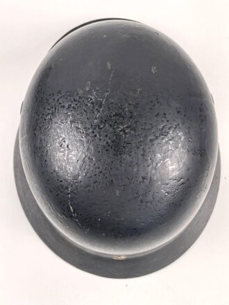 Stahlhelm wie Wehrmacht Modell 1940. Die Glocke ist meiner Meinung nach aus der Nachkriegszeit, Hersteller Q66. Neuzeitlich Lackiert und mit REPRO Innenfutter versehen.