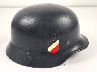 Stahlhelm wie Wehrmacht Modell 1940. Die Glocke ist meiner Meinung nach aus der Nachkriegszeit, Hersteller Q66. Neuzeitlich Lackiert und mit REPRO Innenfutter versehen.