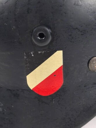 Stahlhelm wie Wehrmacht Modell 1940. Die Glocke ist meiner Meinung nach aus der Nachkriegszeit, Hersteller Q66. Neuzeitlich Lackiert und mit REPRO Innenfutter versehen.