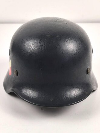 Stahlhelm wie Wehrmacht Modell 1940. Die Glocke ist meiner Meinung nach aus der Nachkriegszeit, Hersteller Q66. Neuzeitlich Lackiert und mit REPRO Innenfutter versehen.