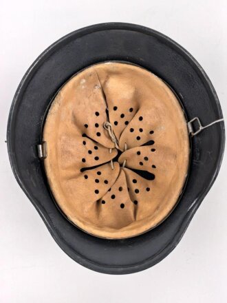 Stahlhelm wie Wehrmacht Modell 1940. Die Glocke ist meiner Meinung nach aus der Nachkriegszeit, Hersteller Q66. Neuzeitlich Lackiert und mit REPRO Innenfutter versehen.