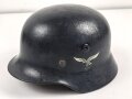 Stahlhelm wie Wehrmacht Modell 1940. Die Glocke ist meiner Meinung nach aus der Nachkriegszeit, Hersteller Q66. Neuzeitlich Lackiert und mit REPRO Innenfutter versehen.