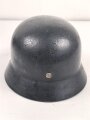 Stahlhelm wie Wehrmacht Modell 1940. Die Glocke ist meiner Meinung nach aus der Nachkriegszeit, Hersteller Q66. Neuzeitlich Lackiert und mit REPRO Innenfutter versehen.