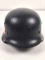 Stahlhelm wie Wehrmacht Modell 1940. Die Glocke ist meiner Meinung nach aus der Nachkriegszeit, Hersteller Q66. Neuzeitlich Lackiert und mit REPRO Innenfutter versehen.