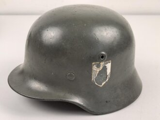 Stahlhelm Wehrmacht Modell 1940. Mehrfach überlackierte Glocke, daher keine Stempelung erkennbar, das Innenfutter ist eine neuzeitliche REPRODUKTION in Grösse 56, es handelt sich also um eine 64er Glocke.