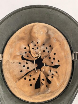 Stahlhelm Wehrmacht Modell 1940. Mehrfach überlackierte Glocke, daher keine Stempelung erkennbar, das Innenfutter ist eine neuzeitliche REPRODUKTION in Grösse 56, es handelt sich also um eine 64er Glocke.