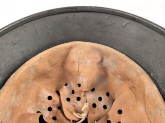 Stahlhelm Wehrmacht Modell 1940. Mehrfach überlackierte Glocke, daher keine Stempelung erkennbar, das Innenfutter ist eine neuzeitliche REPRODUKTION in Grösse 56, es handelt sich also um eine 64er Glocke.