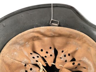 Stahlhelm Wehrmacht Modell 1940. Mehrfach überlackierte Glocke, daher keine Stempelung erkennbar, das Innenfutter ist eine neuzeitliche REPRODUKTION in Grösse 56, es handelt sich also um eine 64er Glocke.