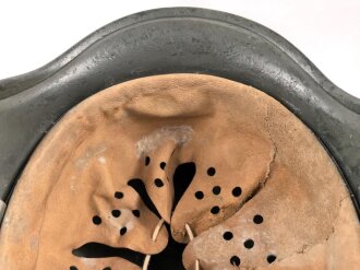Stahlhelm Wehrmacht Modell 1940. Mehrfach überlackierte Glocke, daher keine Stempelung erkennbar, das Innenfutter ist eine neuzeitliche REPRODUKTION in Grösse 56, es handelt sich also um eine 64er Glocke.