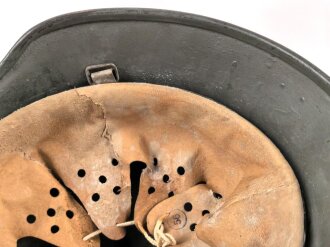 Stahlhelm Wehrmacht Modell 1940. Mehrfach überlackierte Glocke, daher keine Stempelung erkennbar, das Innenfutter ist eine neuzeitliche REPRODUKTION in Grösse 56, es handelt sich also um eine 64er Glocke.