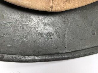 Stahlhelm Wehrmacht Modell 1940. Mehrfach überlackierte Glocke, daher keine Stempelung erkennbar, das Innenfutter ist eine neuzeitliche REPRODUKTION in Grösse 56, es handelt sich also um eine 64er Glocke.
