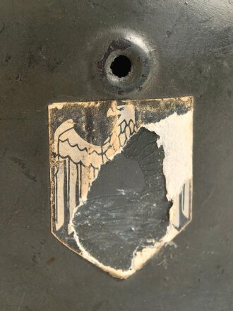 Stahlhelm Wehrmacht Modell 1940. Mehrfach überlackierte Glocke, daher keine Stempelung erkennbar, das Innenfutter ist eine neuzeitliche REPRODUKTION in Grösse 56, es handelt sich also um eine 64er Glocke.