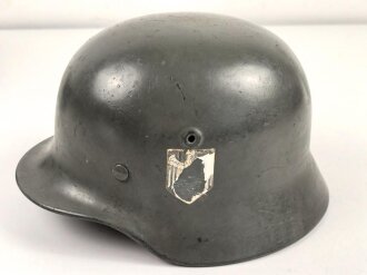 Stahlhelm Wehrmacht Modell 1940. Mehrfach überlackierte Glocke, daher keine Stempelung erkennbar, das Innenfutter ist eine neuzeitliche REPRODUKTION in Grösse 56, es handelt sich also um eine 64er Glocke.