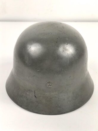 Stahlhelm Wehrmacht Modell 1940. Mehrfach überlackierte Glocke, daher keine Stempelung erkennbar, das Innenfutter ist eine neuzeitliche REPRODUKTION in Grösse 56, es handelt sich also um eine 64er Glocke.