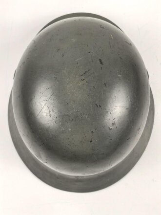 Stahlhelm Wehrmacht Modell 1940. Mehrfach überlackierte Glocke, daher keine Stempelung erkennbar, das Innenfutter ist eine neuzeitliche REPRODUKTION in Grösse 56, es handelt sich also um eine 64er Glocke.